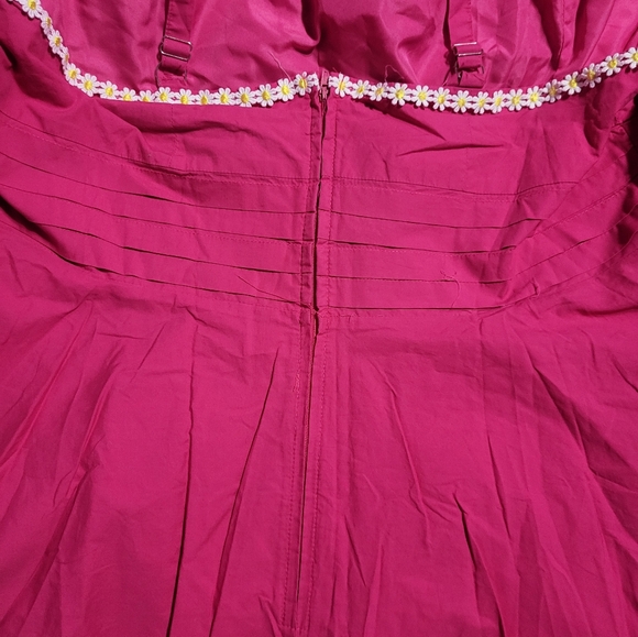 NWT Unique Vintage Fuschia Dress with Daisies - Picture 8 of 9